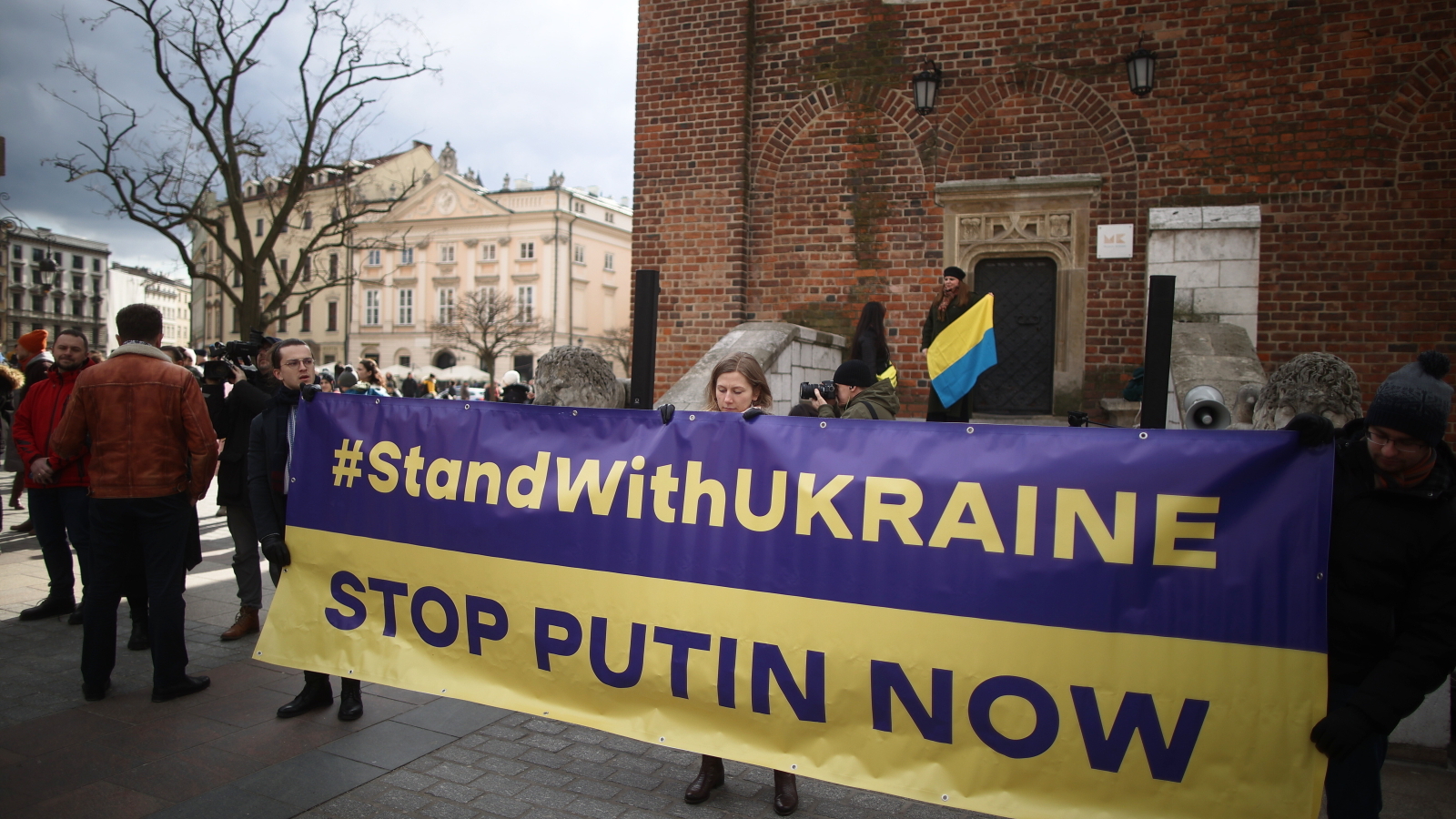 Kraków, 27.02.2022. £añcuch solidarnoci z Ukrain¹ "Stand With Ukraine", 27 bm. na Rynku G³ównym w Krakowie. Trwa rosyjska inwazja na Ukrainê. (mr) PAP/£ukasz G¹gulski