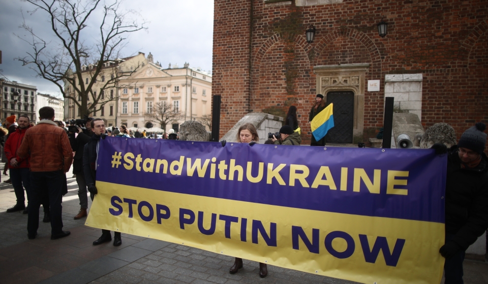 Kraków, 27.02.2022. £añcuch solidarnoci z Ukrain¹ "Stand With Ukraine", 27 bm. na Rynku G³ównym w Krakowie. Trwa rosyjska inwazja na Ukrainê. (mr) PAP/£ukasz G¹gulski